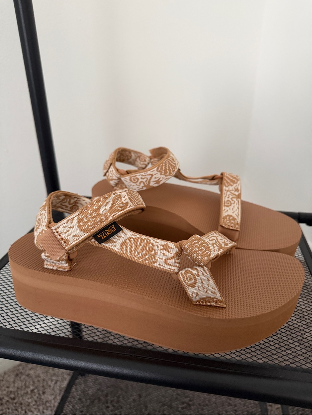 Women's Camel Teva Flatform Universal Platform Sandals (NWOT) Size 8 - Picture 2 of 7